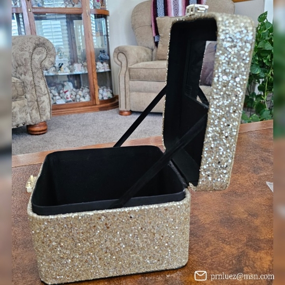 Victoria's Secret Gold Glitter Makeup Train Case - Picture 7 of 8